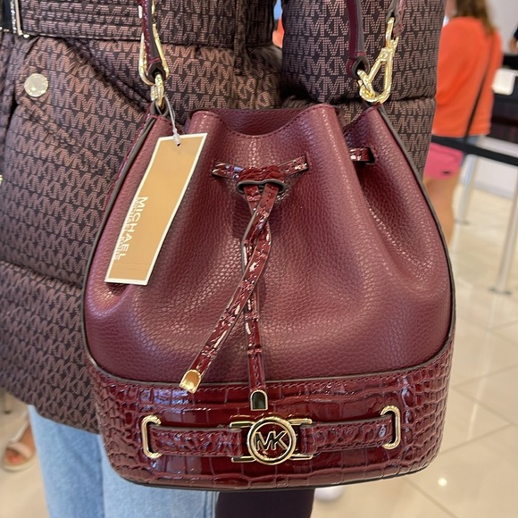 MICHAEL KORS 
Reed Medium Pebbled Leather Belted Bucket Messenger Satchel Crossb - Picture 11 of 16